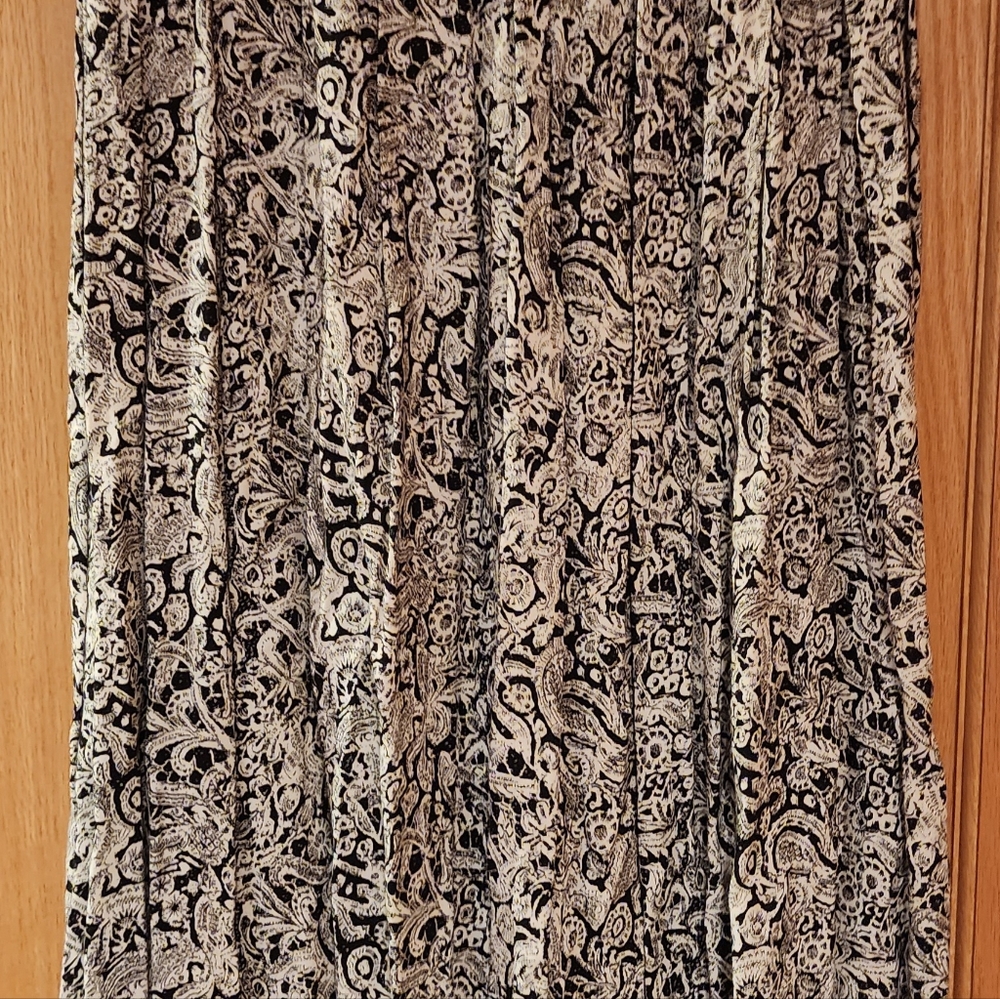 Tarazzia Design Group large maxi-skirt. Black/ white.